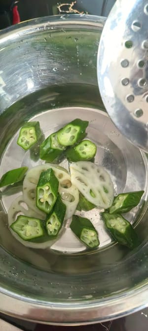 far bollire l'acqua nella pentola per un minuto, togliere dalla pentola, raffreddare in acqua fredda e mettere da parte