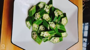 Tagliare la radice di loto a fettine sottili e l'okra a pezzi diagonali