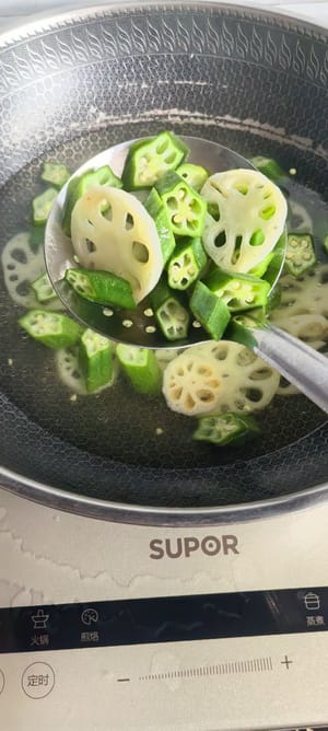 鍋中水開焯燙一分鐘撈出，放冷水降溫後備用