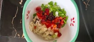 hacher l'ail, couper l'oignon vert en petits morceaux, hacher le poivron vert, ajouter 3 grammes de sel, 5 ml de vinaigre balsamique, 8 ml de sauce aux huîtres, 10 ml de sauce blanche bouillante, 10 ml d'huile rouge épicée, bien mélanger, arroser d'huile chaude pour rehausser la saveur