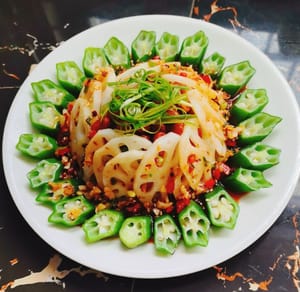 guarnire con cipollotti tritati e versare sopra la salsa appena preparata. Un piatto rinfrescante di spighe di radice di loto è pronto!