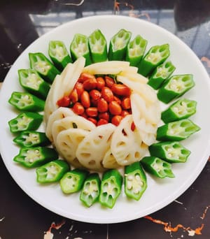 Coprire gli ingredienti nella ciotola con un piatto, quindi girare il piatto e la ciotola, togliere la ciotola superiore e posizionarla sul piatto di okra.