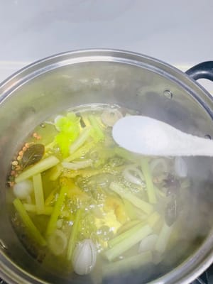 300 ml Wasser in den Topf geben, Schritt 1 (Zutaten, die in Wasser gekocht werden müssen, um den Fischgeruch zu entfernen) hinzufügen, bei starker Hitze zum Kochen bringen, dann 5 Minuten bei schwacher Hitze köcheln lassen, Hitze abschalten und abkühlen lassen, um die desodorierende Sauce herzustellen.