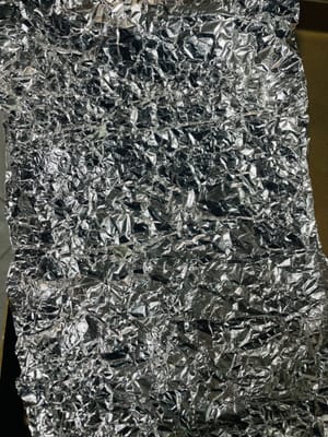 Wenn Sie keine Antihaft-Backform haben, können Sie die Alufolie zunächst dünn mit Öl bestreichen, um ein Anhaften zu verhindern. Beim Backen stellte ich fest, dass beim Umdrehen immer noch eine Stelle fast festklebte. Daher habe ich beim Backen der zweiten Seite eine Antihaft-Backform verwendet, was besser funktionierte.