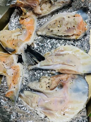 Ober- und Unterhitze auf 200 °C vorheizen. Den Fischkopf auf ein Backblech legen und in die mittlere Schiene des Ofens schieben. Zuerst 12 Minuten backen; dann herausnehmen, wenden und weitere 12 Minuten backen (die Temperatur kann je nach Ofentemperatur angepasst werden. Ich habe die Oberhitze in den letzten 5 Minuten auf 150 °C eingestellt, um ein Anbrennen zu vermeiden, damit der Fischkopf gleichmäßig erhitzt wird und die Oberfläche goldbraun wird).