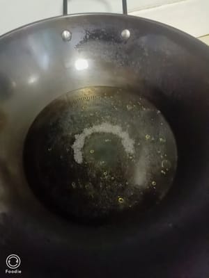 锅中倒少许水烧热。