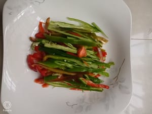 将青红椒切成条。