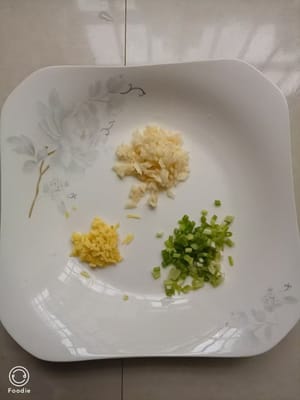 葱姜蒜末切段。