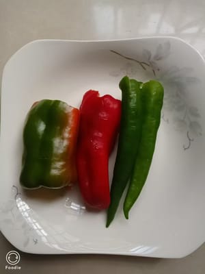 青椒两个红椒一个