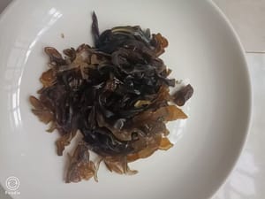 水发木耳撕成小朵。