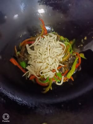 放入杏鲍菇中火煎至表面微焦倒入配菜翻炒均匀。