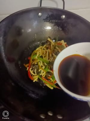 凝入鱼香汁，大火翻炒至酱汁浓稠