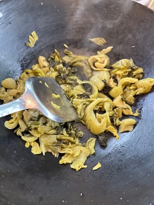 白鑊炒酸菜，炒到乾水