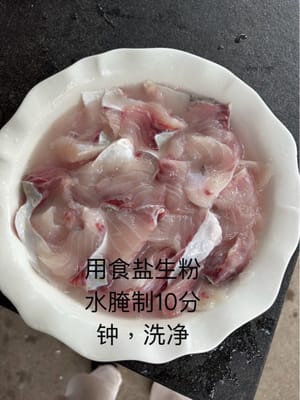 Tambahkan garam, tepung maizena dan air pada fillet ikan lalu aduk rata. Diamkan selama 10 menit.