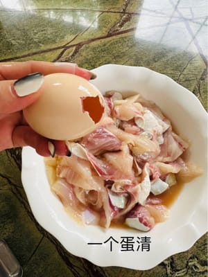 Tambahkan putih telur lainnya dan aduk rata.