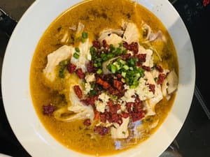 Tambahkan cabai, bawang putih cincang, merica, dan bawang bombay pada fillet ikan.