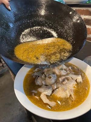 Tuangkan kuah sup ke atas hiasan fillet ikan