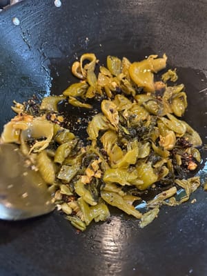 加入酸菜炒2分鐘