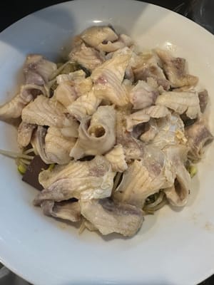 Angkat fillet ikan dan taruh di lauk pauk