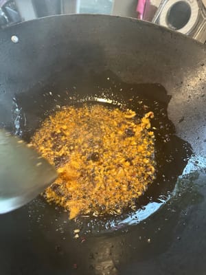 Tambahkan minyak, bawang putih cincang, dan cabai. Tumis hingga harum