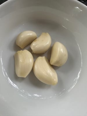 1 siung bawang putih, cincang