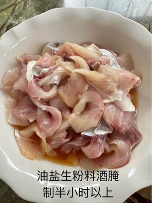 Mulailah mengasinkan dengan menambahkan garam, minyak, anggur kaoliang, dan kecap asin ke dalam fillet ikan.