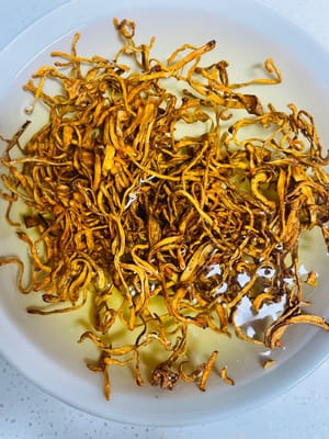 Remojo de las flores de Cordyceps
Remoje las flores secas de Cordyceps en agua limpia durante dos horas antes, cambiando el agua varias veces para eliminar cualquier impureza. Escurra y reserve.