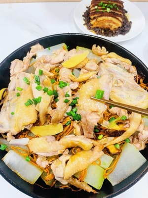 ¡Disfrute! Retire la tapa y espolvoree con cebollín picado. ¡El aroma es fragante al instante! El melón de invierno ha absorbido los sabores del pollo y las flores de cordyceps, dejándolo con un sabor dulce y refrescante. El pollo está tierno y jugoso: esta es la esencia del pollo sauna Shunde. ¡Disfrútelo mientras esté caliente!