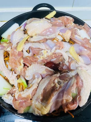 Al vapor
Use una olla profunda con tapa (una olla de barro o de hierro fundido servirá). Vierta una cucharada de aceite de cocina en la olla, baje el fuego y saltee unas rodajas de jengibre hasta que desprendan su aroma. Luego, extienda uniformemente los cubos de melón de invierno en el fondo de la olla. Cubra el melón de invierno con las flores de cordyceps remojadas y los dátiles rojos, y finalmente, coloque el pollo marinado encima. No necesita agua, ya que el melón de invierno soltará humedad.