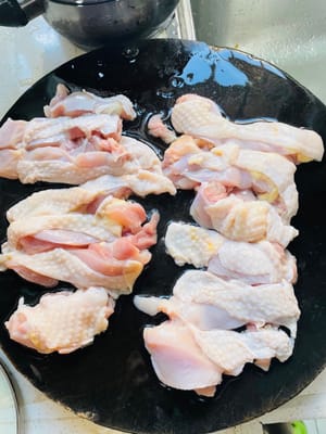 Prepara el pollo
Deshuesa los muslos de pollo, llévalos a casa y córtalos en trozos uniformes. Enjuágalos varias veces con agua limpia y escúrrelos bien. Este método mantendrá el pollo más limpio y con menos olor a pescado.