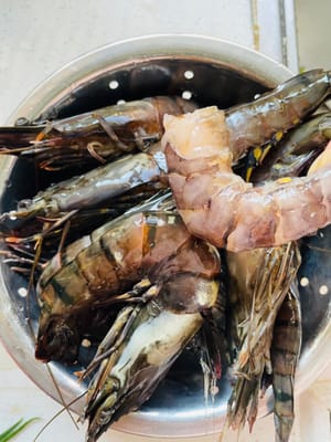 Garnelen 20 Minuten einfrieren, um das Schälen zu erleichtern. Aus dem Gefrierschrank nehmen, die Schalen und Därme entfernen, abspülen und abtropfen lassen.