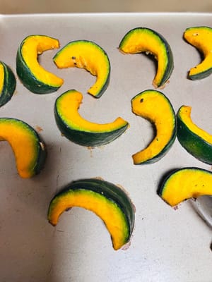 Kürbis backen: Den Backofen auf 180 Grad vorheizen. Nach 5 Minuten Vorheizen die marinierten Kürbisstreifen gleichmäßig auf dem Backblech verteilen und 10 Minuten im Ofen backen.