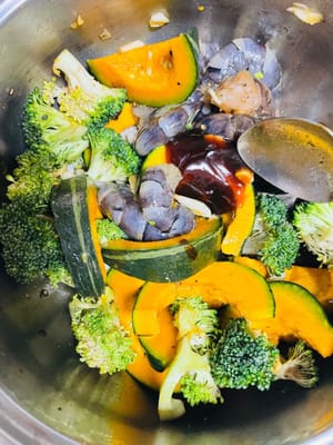 醃製食材:將切好的南瓜條、西蘭花小朵、大蝦放入一個盆中,加入少許五香粉、1湯匙生抽、1湯匙蠔油、適量黑胡椒粉、1小勺鹽、2勺橄欖油和蒜沫,充分抓拌均勻,醃製10分鐘備用。