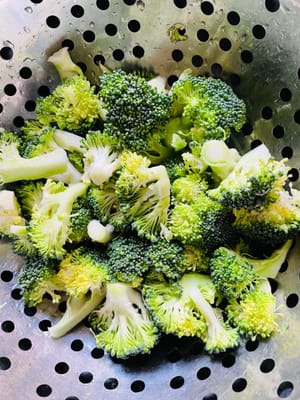 處理青花菜:青花菜切成小朵,加入適量鹽和玉米澱粉,倒入清水浸泡20分鐘以上,之後用清水徹底清洗乾淨,瀝乾水分備用。