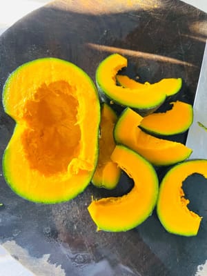 處理貝貝南瓜:將貝貝南瓜用鹽仔細搓洗表面,去除污垢,再用清水浸泡5分鐘,撈出後切成條狀備用。