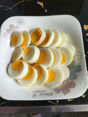 Coupez les œufs en morceaux ronds et épais et placez-les sur une assiette pour une utilisation ultérieure