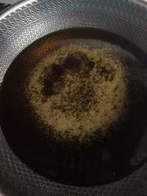 起锅烧油，油然放切好的入鸡蛋小火慢炸，炸至金黄捞出