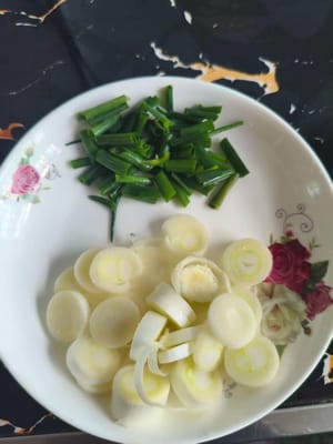 Couper la ciboulette et les oignons verts en petits morceaux