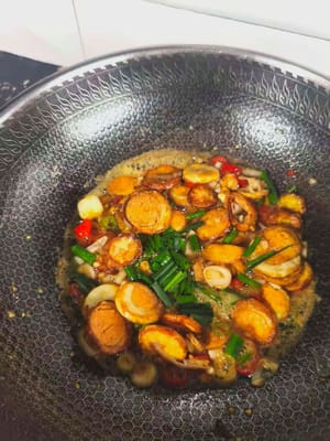 Versez les œufs au plat, ajoutez un peu de sel, de poivre, une cuillère à café de sauce soja, un peu de sauce aux huîtres pour l'assaisonnement et faites sauter à feu vif jusqu'à ce qu'ils soient parfumés et savoureux.
