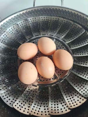先准备5个鸡蛋，水开上锅蒸10分钟左右，蒸熟拿出来过一下凉水