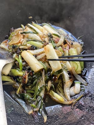 파를 노릇하게 익을 때까지 끓인 후, 불에서 내려 따로 두세요.