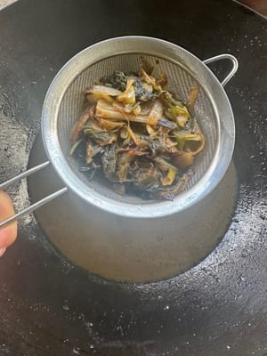 물이 끓으면 중불로 줄여 10분간 끓입니다. 파 찌꺼기를 제거합니다.