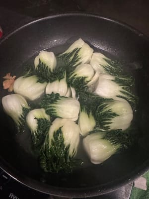 적당량의 청경채를 준비합니다. 끓는 물에 소금과 기름을 넣고 청경채를 데쳐 5분간 익힌 후, 원하는 식감으로 조절합니다.