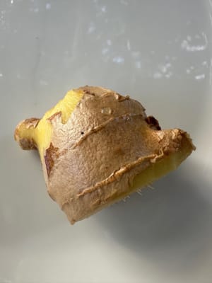 생강 6조각 중 2조각을 데쳐서 사용합니다.