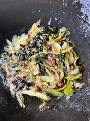 다진 파를 모두 넣고 이 모양이 될 때까지 끓인 후, 기름은 따로 걸러냅니다.