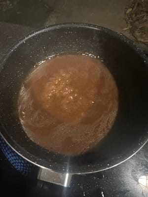 속 재료에는 간장, 후추, 굴소스, 물 3큰술을 넣으세요.