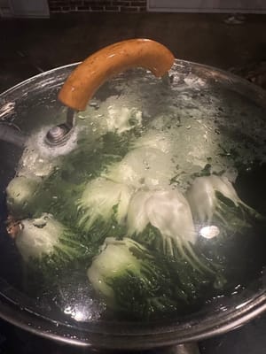 적당량의 청경채를 준비합니다. 끓는 물에 소금과 기름을 넣고 청경채를 데쳐 5분간 익힌 후, 원하는 식감으로 조절합니다.