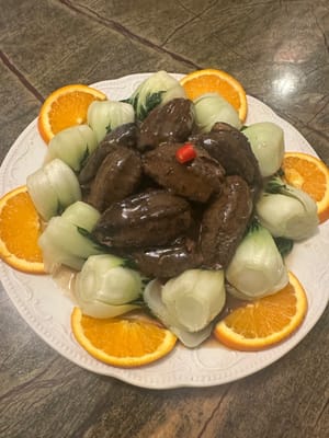 파를 넣고 찐 해삼 요리가 완성되었습니다. ✅