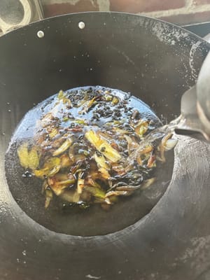 냄비를 깨끗이 씻고, 익힌 파를 냄비에 다시 넣은 후 기름을 약간 두르고 준비한 육수를 부어 살짝 볶다가 적당량의 끓는 물을 넣습니다.