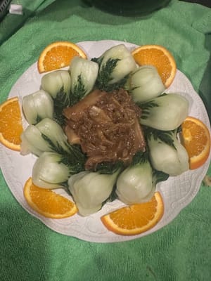 시각적인 아름다움과 식감을 살리기 위해 접시에 청경채와 오렌지를 보기 좋게 담아주세요.